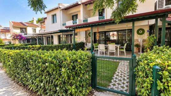 Özderede Denize Sıfır Havuzlu Sitede Tadilatlı 3+1 Satılık Villa