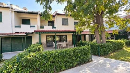 Özderede Denize Sıfır Havuzlu Sitede Tadilatlı 3+1 Satılık Villa