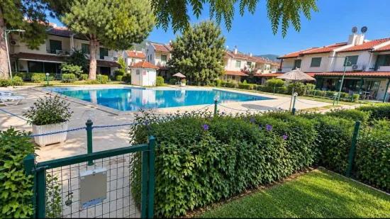 Özderede Denize Sıfır Havuzlu Sitede Tadilatlı 3+1 Satılık Villa