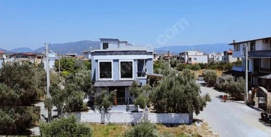 Seferihisar.cumhuriyet Mah.denize 500M Mesafede,Geniş Bahçeli Satılık 3+1 Villa
