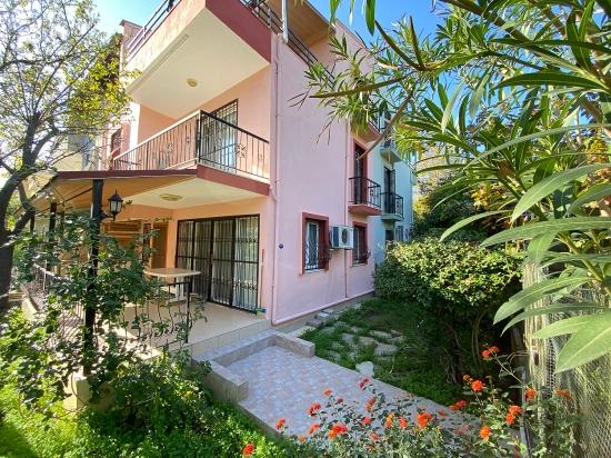 Ürkmez De Merkezinde Denize 400M Bahçeli Satılık 5+1 Villa