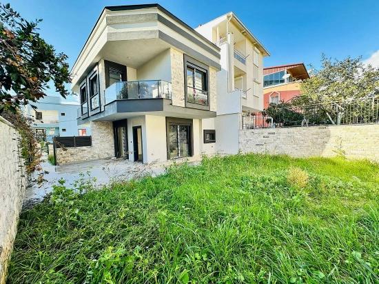 Seferihisar Ürkmez De Satılık Geniş Bahçeli 2+1 Villa