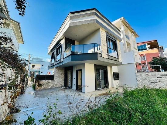 Seferihisar Ürkmez De Satılık Geniş Bahçeli 2+1 Villa