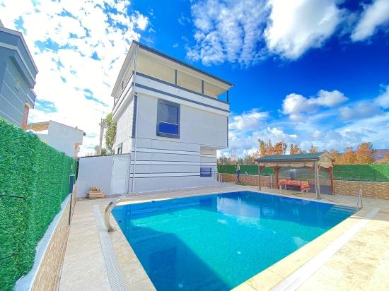 Doğanbeyde Tek Mustakil Havuzlu Satılık 3+1 Villa