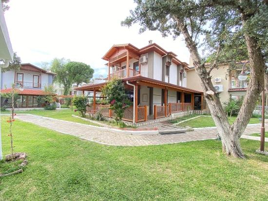 İzmir Ürkmez'de Bahçeli Masrafsız Plaja 50M 3+1 Satılık Villa
