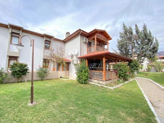 İzmir Ürkmez'de Bahçeli Masrafsız Plaja 50M 3+1 Satılık Villa