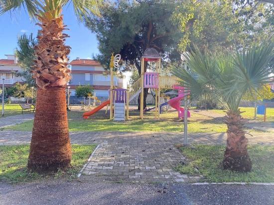 Ürkmez Bengiler De En İyi Lokasyon Ve Deniz Tarafında 1+1 Bahçeli Daire 