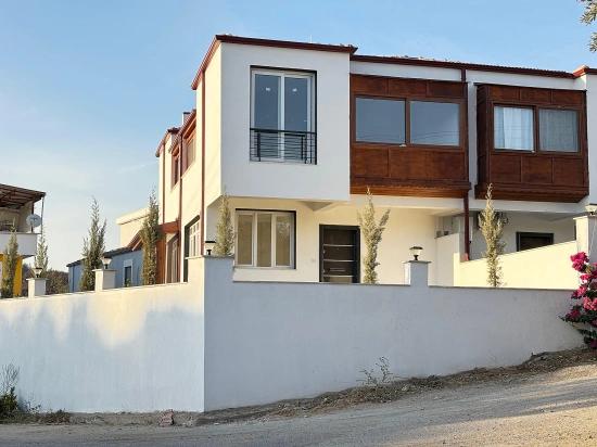 Doğanbey Payamlı Da Geniş Bahçeli Sıfır 3+1 Satılık Villa