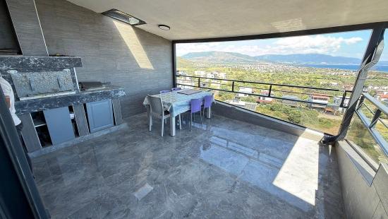 Seferihisar Atatürk Mah. Deniz Manzaralı, Modern Tasarımlı Satılık 4+1 Villa