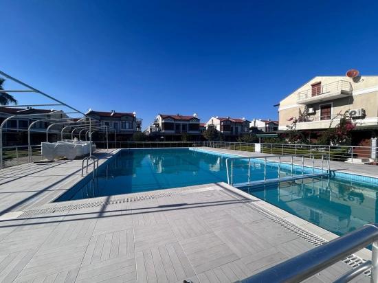 Gümüldürde Denize Sıfır Site İçerisinde Havuzlu 3+1 Villa