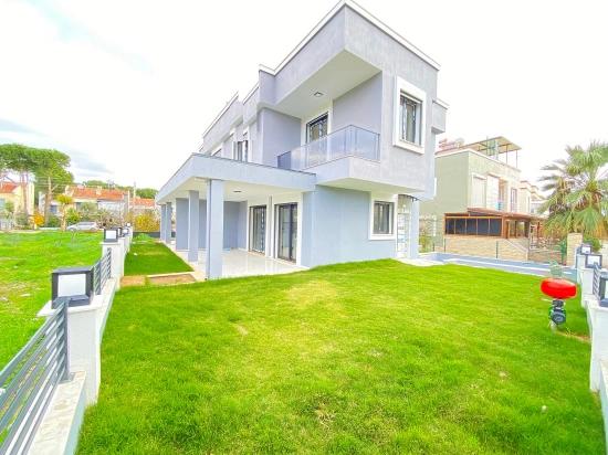 Seferihisar 'Doğanbeyde Satılık 3+1 Köşe Villa 'Önü Yeşil Alan