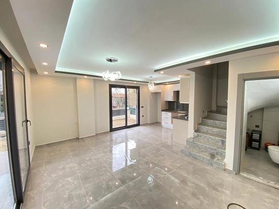 Seferihisar Cumhuriyet'te Denize Yürüme Mesafesinde Lüks 3+1 Köşe Villa