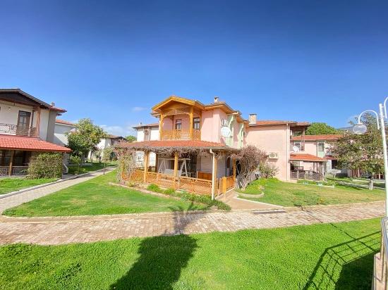 Seferihisar Erdem Tur Sitesi’nde Havuzlu Ve Güvenlikli Müstakil Konfor Satılık 3+1 Villa
