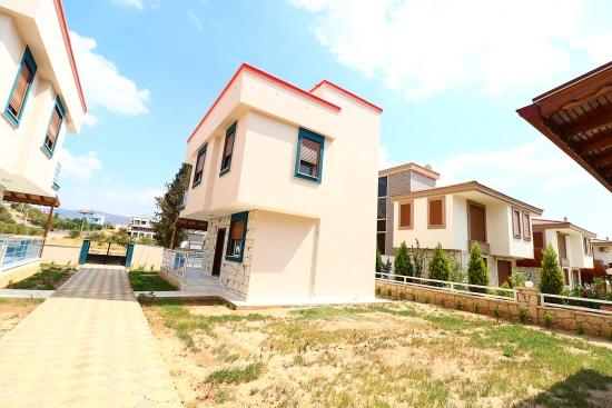 Doğanbey De Tek Müstakil Geniş Bahçeli Satılık 3+1 Villa