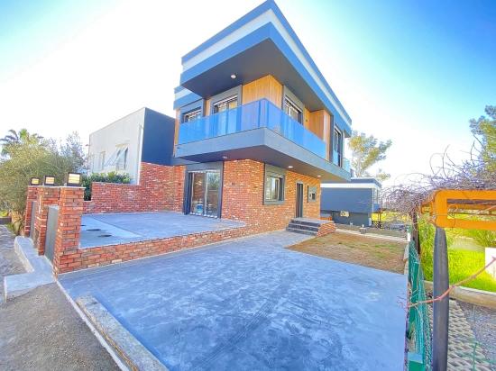 Seferihisar Cumhuriyet’te Akıllı Ev Teknolojili, Tam Müstakil Lüks Satılık 3+1 Villa!