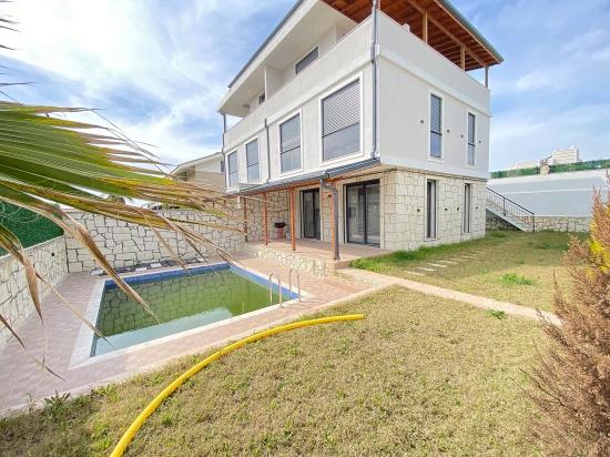 Seferihisar 'Da Tam Müstakil, Havuzlu & Full Deniz Manzaralı 4+2 Ultra Lüks Villa!