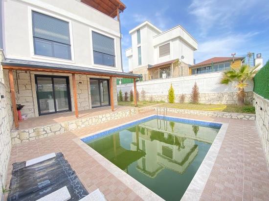 Seferihisar 'Da Tam Müstakil, Havuzlu & Full Deniz Manzaralı 4+2 Ultra Lüks Villa!