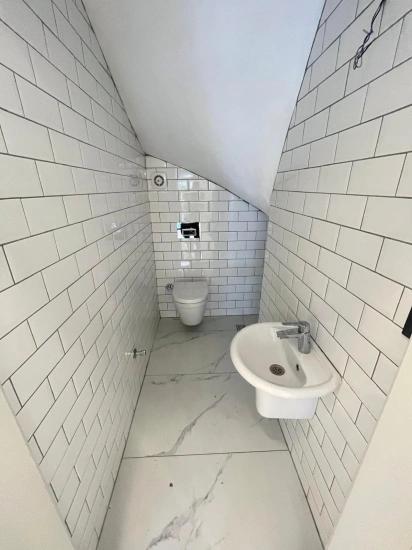 Menderes Çukuraltı’nda Yaz-kış Yaşama Uygun,sadece 350 Metre! Satılık 3+1 Modern Villa