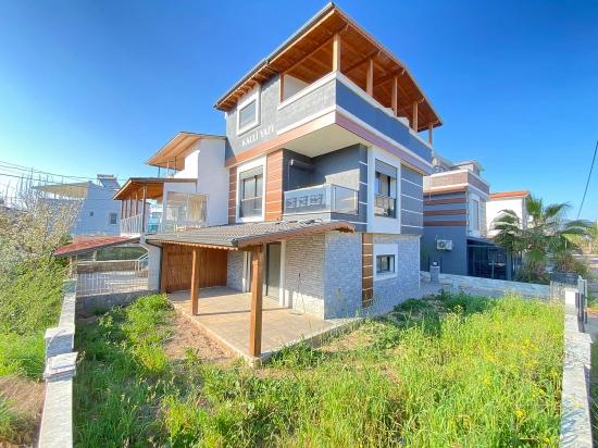 Seferihisar:cumhuriyet Mah.denize Yakın Sıfır 3+1.Ruhsatlı Köşe Villa