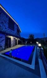 Gümüldür De Tek Müstakil Havuzlu Bahçeli Full Deniz Satılık 3+1 Villa