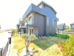 Seferihisar Sakız Ağacı'nda Denize Sıfır, Modern Tasarımlı Satılık 3+1 Müstakil Villa