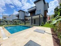 Gümüldürde Yüzme Havuzu Yerden Isıtma Lüx Satılık 4+1 Villa