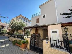 Gümüldür De Denize 50Mt Eşyalı Geneş Bahçeli Satılık 5+1 Villa