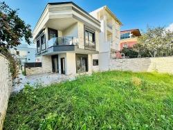 Seferihisar Ürkmez De Satılık Geniş Bahçeli 2+1 Villa