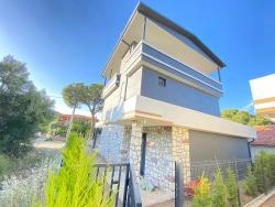 Seferihisar’atatürk Mahallesi’nin En Şık Köşesinde, Taş Detaylı Tam Müstakil 3+1 Villa!