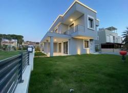 Seferihisar 'Doğanbeyde Satılık 3+1 Köşe Villa 'Önü Yeşil Alan