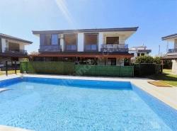 Seferihisar Cumhuriyet’te Denize 850M, Havuzlu, Masrafsız Lüks 3+1 Villa