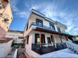 Seferihisar’cumhuriyet Mah.'denize 500M Mesafede, Bahçeli Lüks Köşesatılık 2+1 Villa!