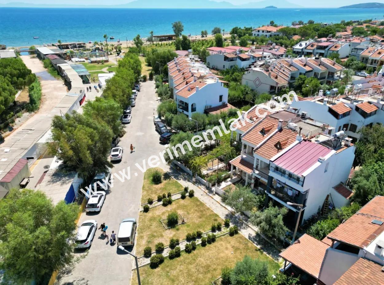 Doğanbey De Deniz Tarafında Mustakil Siteiçinde  Bahçeli Satılık 3+1 Villa