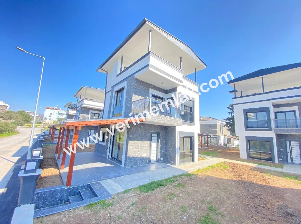 Doğanbey De Tek Mustakil Havuzlu Geniş Bahçeli Satılık 3+1 Villa