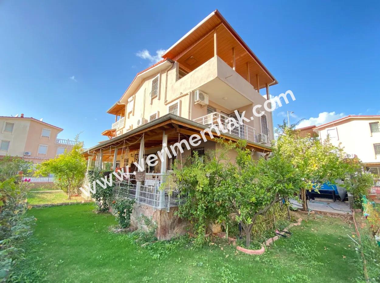 Seferihisar Ürkmezde Deniz Tarafında Eşyalı Satılık 4+1 Villa