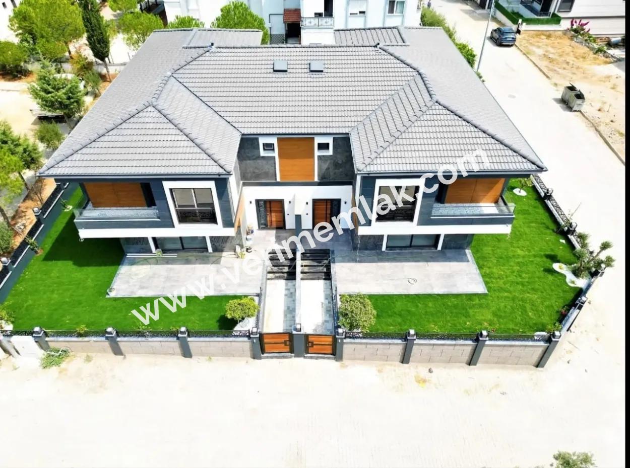 Seferihisar Camikebir De Mustakil Bahçeli Ultra Lükx Satılık 3+1 Villa
