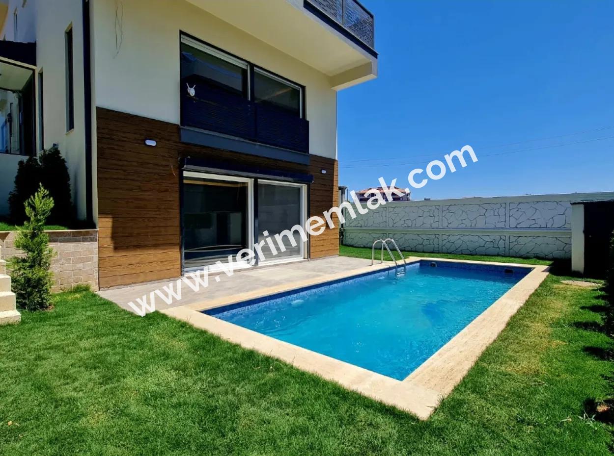 Seferihisar De Havuzlu Yerden Isıtmalı Satılık4+1 Villa