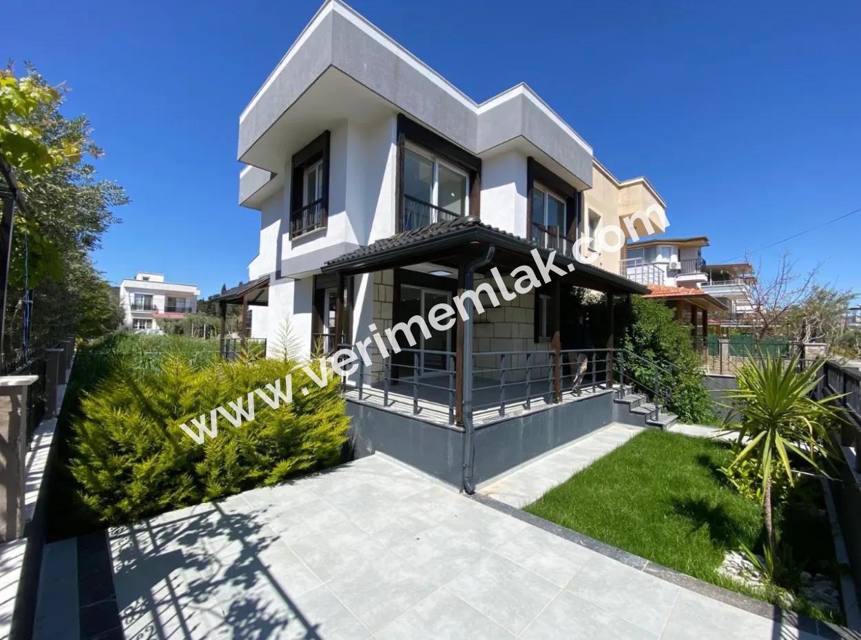 Denize 400 Metre Tek Müstakil Bahçeli Satılık 3+1 Villa