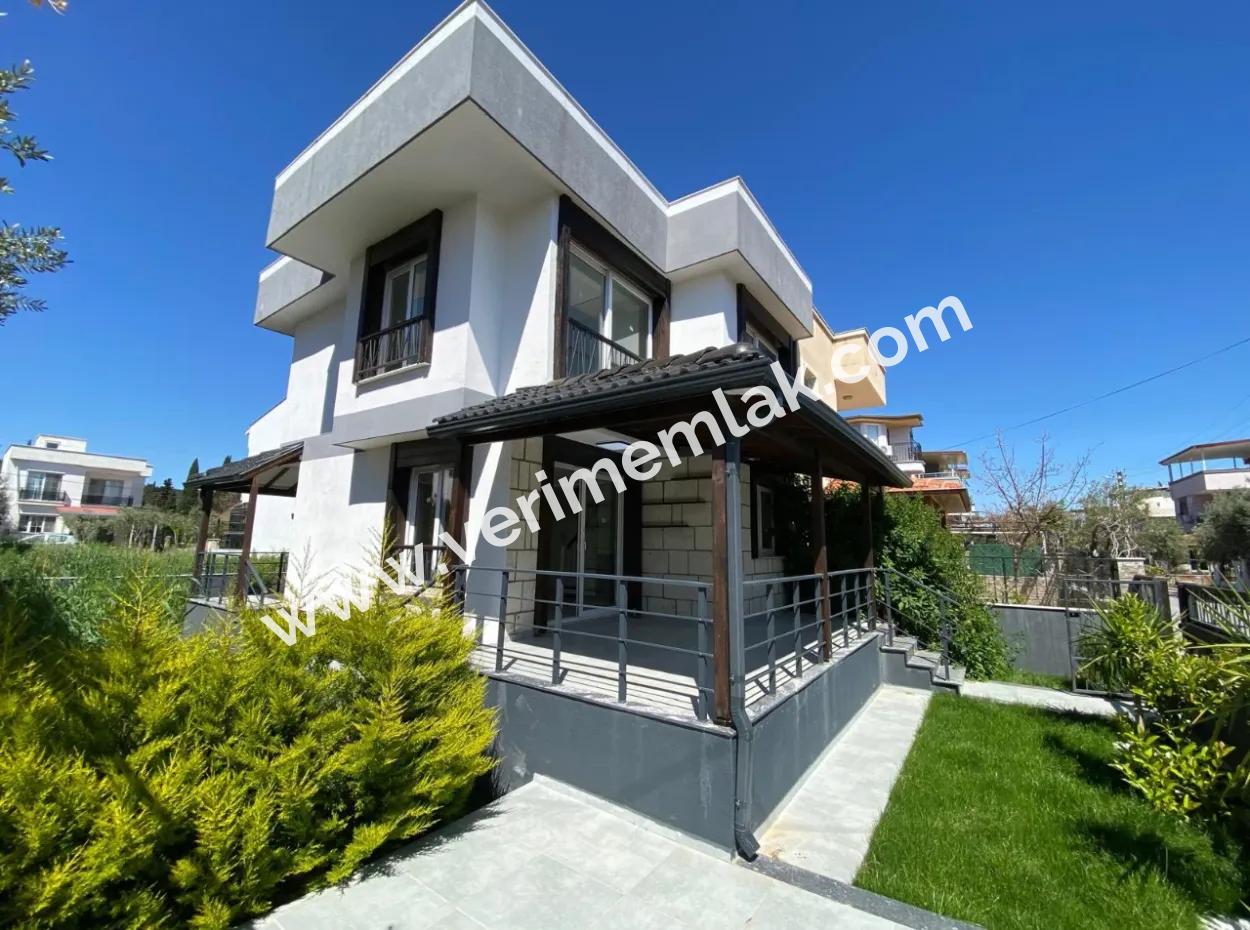 Denize 400 Metre Tek Müstakil Bahçeli Satılık 3+1 Villa