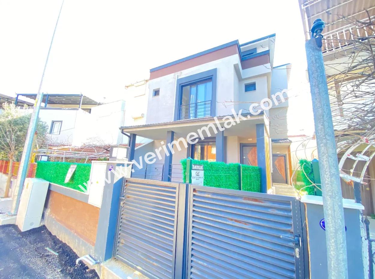 Doğanbey De Denize 300M2 Mustakil Bahçeli Satılık 3+1 Villa