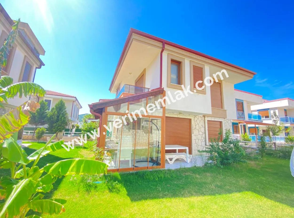 Seferihisar Doğanbey'da Havuzlu Sitede Satılık 3+1 Villa