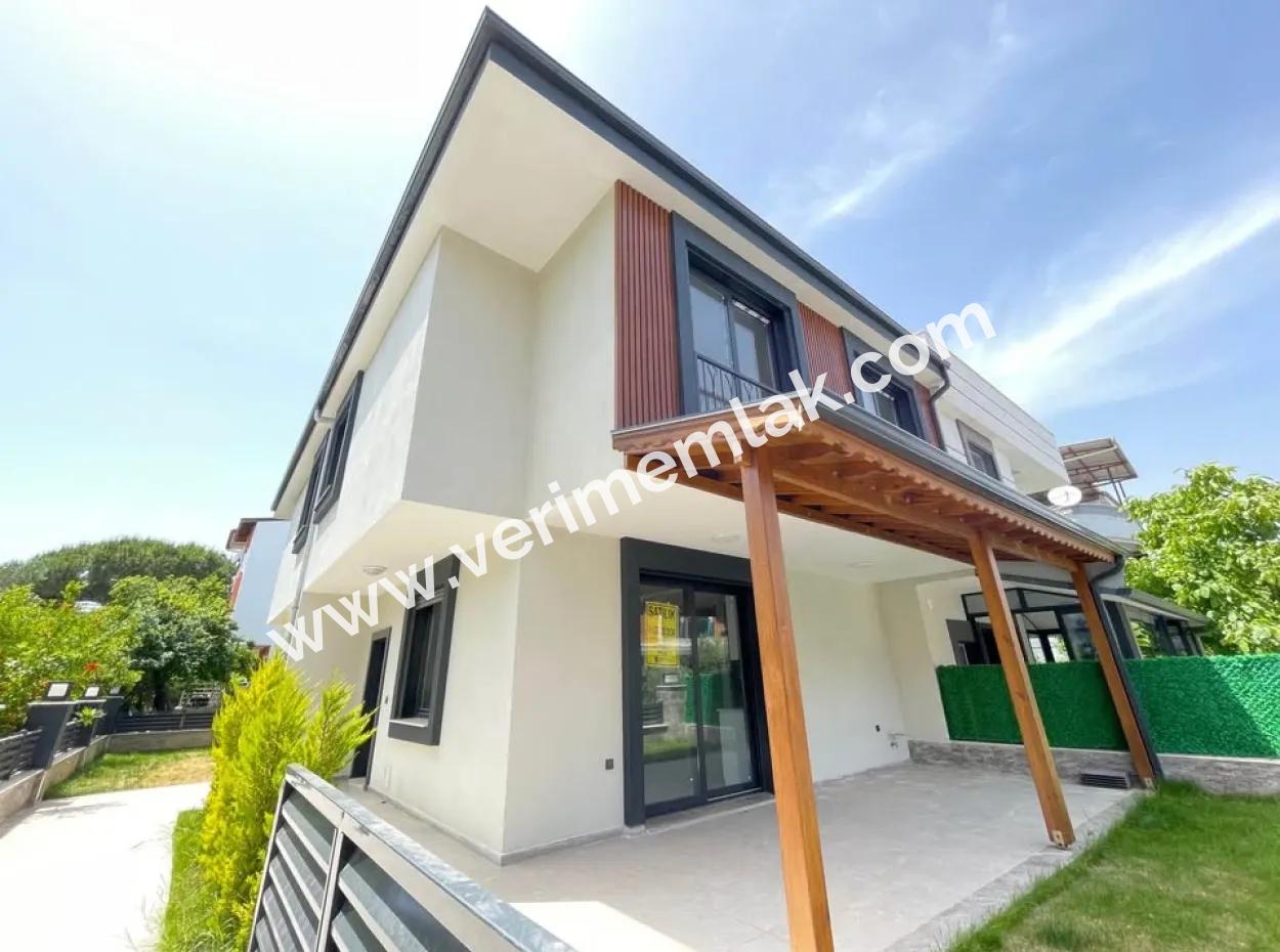 Doğanbey De Deniz Cok Yakın Mustakil Bahçeli Satılık 4+1 Villa