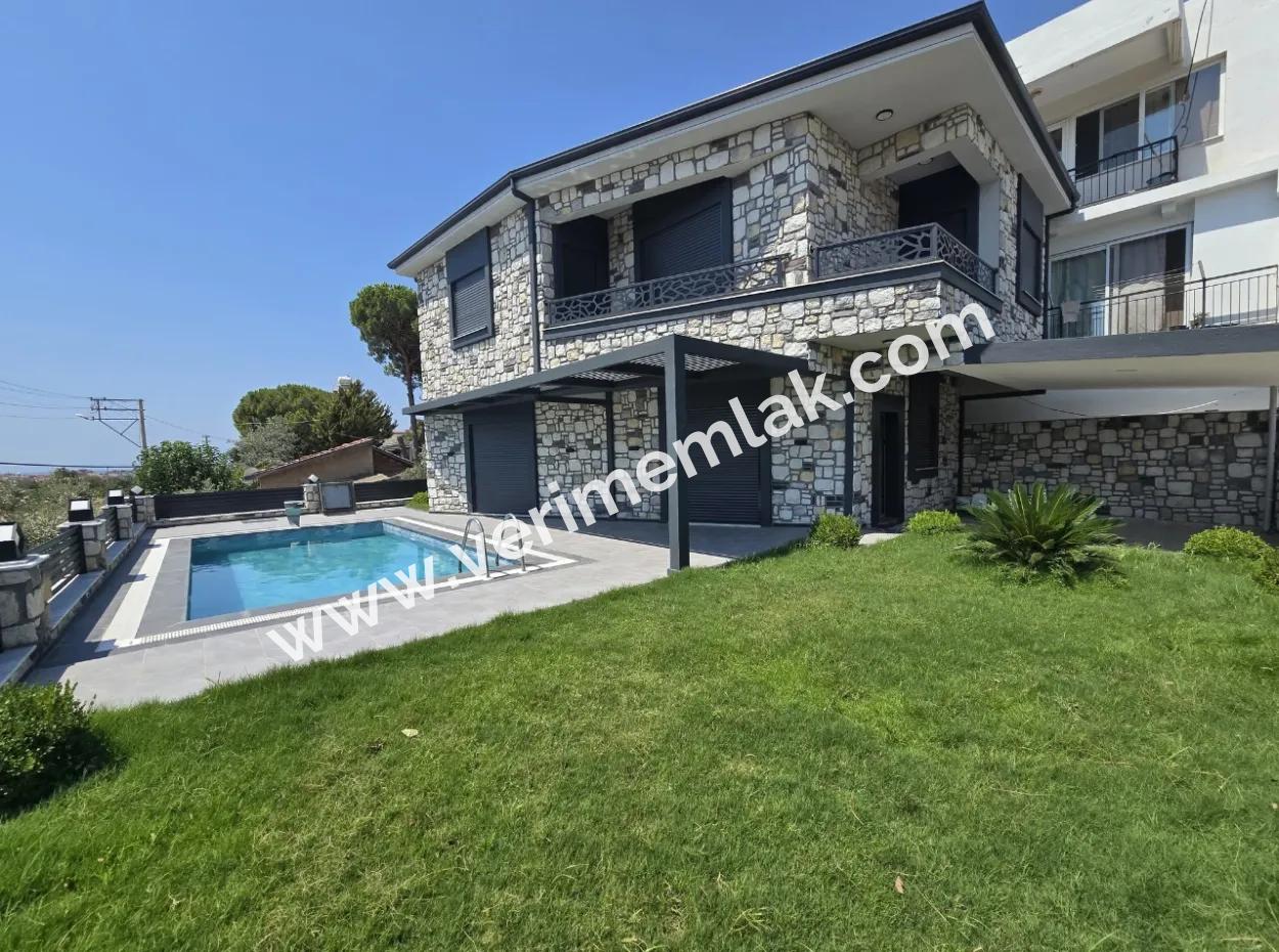 Satılık Havuzlu Geniş Bahçeli Müstakil 3+1 Villa