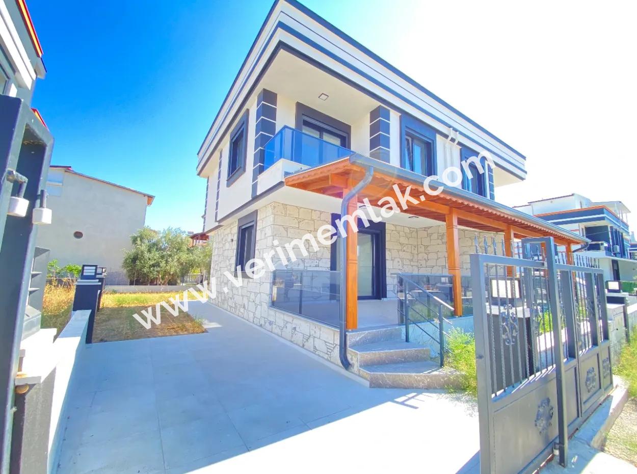 Seferihisar Doğanbey De Köşe Villa Denize 750Mt Satılık 3+1