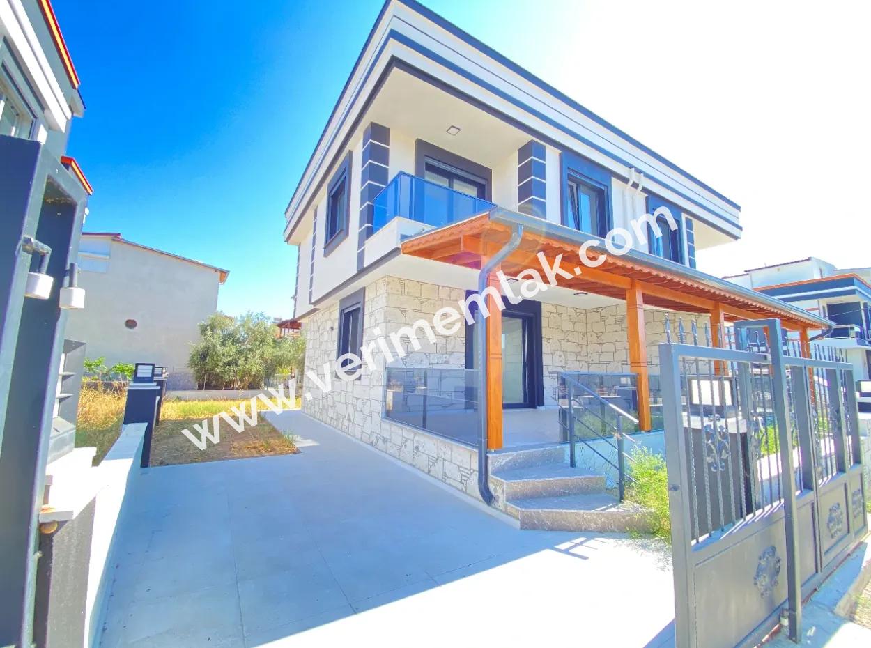 Seferihisar Doğanbey De Köşe Villa Denize 750Mt Satılık 3+1