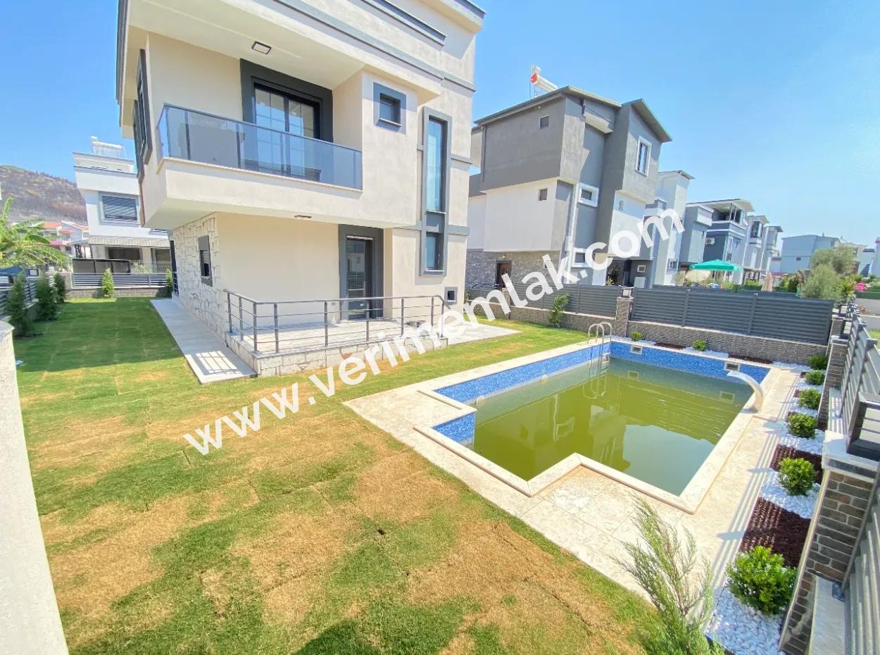 Seferihisar Doğanbeyde Tek Mustakil Havuzlu Satılık 3+1 Villa