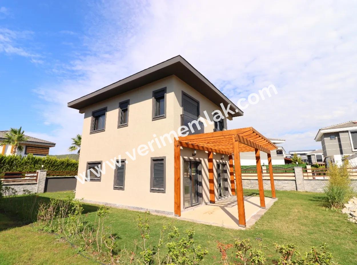Seferihisar Doğanbey De Tek Müstakil Site İçerisinde Satılık 3+1 Villa