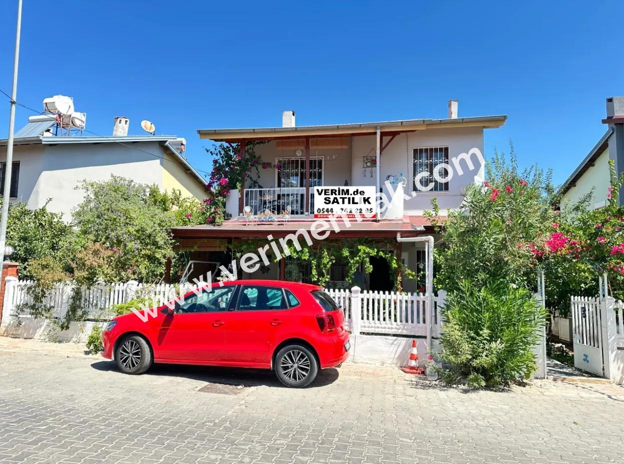 Ürkmezde Siterisinde Havuzlu Deniz Tarafında Eşyalı Bakımlı Satılık 3+1 Villa