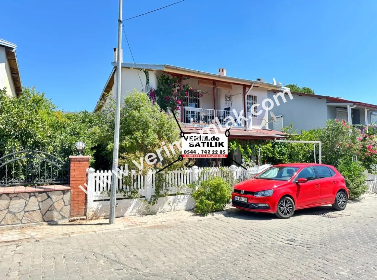 Ürkmezde Siterisinde Havuzlu Deniz Tarafında Eşyalı Bakımlı Satılık 3+1 Villa