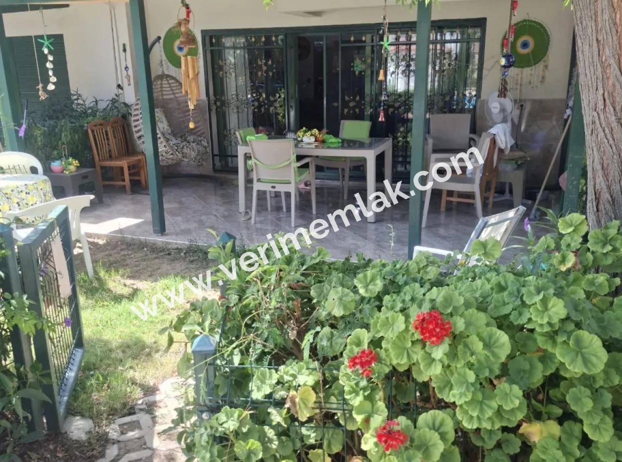 Özdere Orta Mahalle’de Denize Sıfır Site İçerisinde Eşyalı Satılık 3+1Villa
